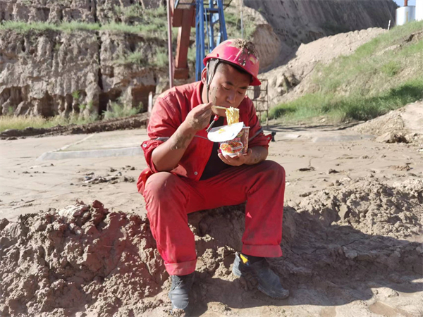 错过饭点 泡面充饥 (1).jpg