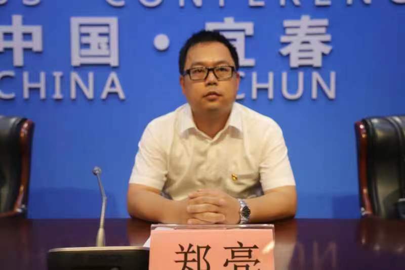 图一, 宜春市水利局局长、河长办常务副主任郑亮介绍相关情况.jpg