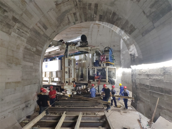 3、盾构台车洞内侧向转体平移.jpg