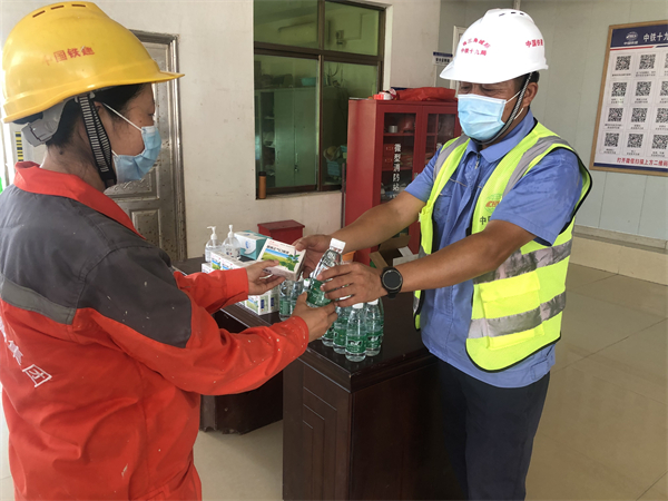 3、广佛环项目为工人发放防暑降温用品.JPG