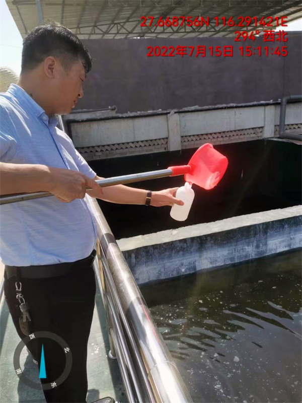 图一 邓华清在企业采样.jpg