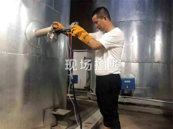 图二 陈楚在开展锅炉废气采样作业.jpg