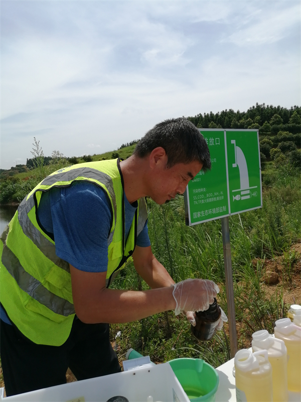 图四 朱殿涛对水样进行分装.jpg