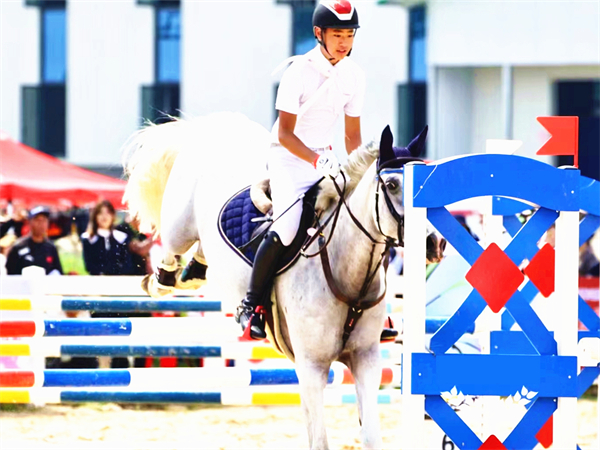 图片3:参加马术项目决赛的运动员小将_副本.jpg