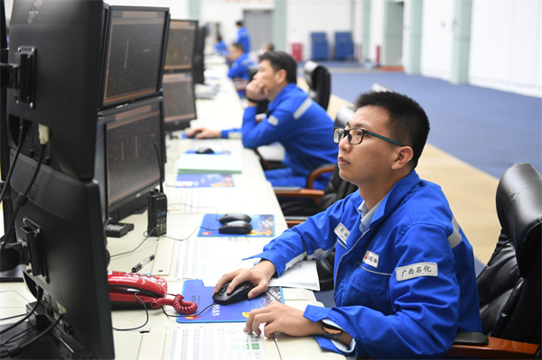 2.中国石油广西石化公司操作人员正在监控DCS画面。王芳  摄.jpg
