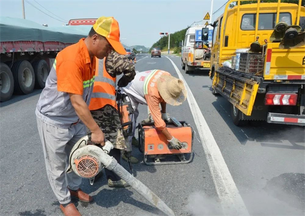 2.安徽巢湖：公路人堅守一線戰高溫保暢通5.jpg