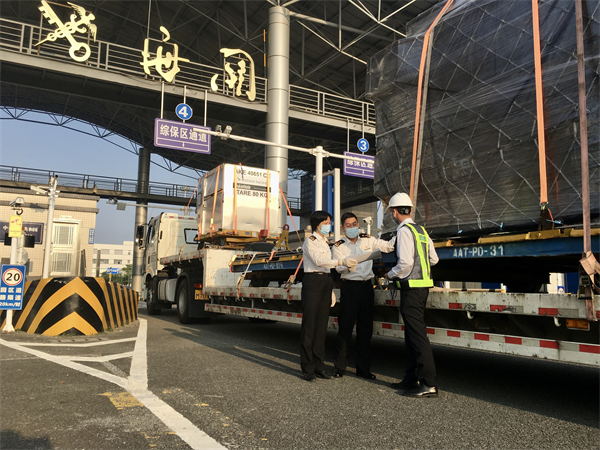 1、沙田海关关员对虎门港综保区入区车辆进行监管 何玉华摄.jpg