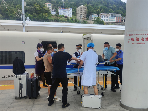 5、突发疾病旅客被紧急送医院救治（供图：广铁宣）.jpg