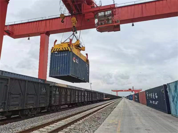1、正在吊裝集裝箱上糧食班列（攝影：廣鐵宣）.jpg
