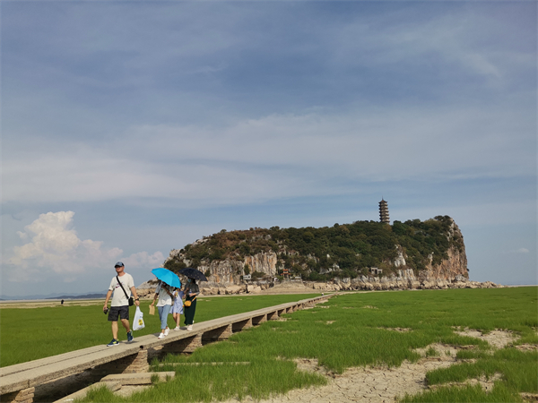 图一 25日下午拍摄的鄱阳湖湖口鞋山.jpg