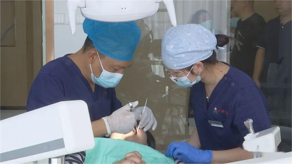 图二 占文明在做口腔手术.jpg