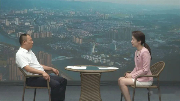 图三 占文明做客景德镇电视台《昌南对话》节目.jpg