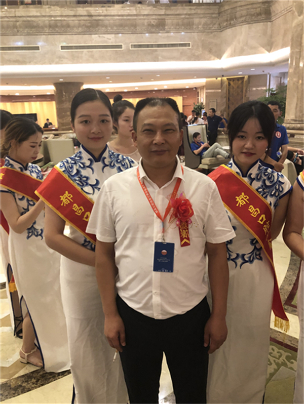 图五 占文明受聘为都昌口腔协会副会长.jpg