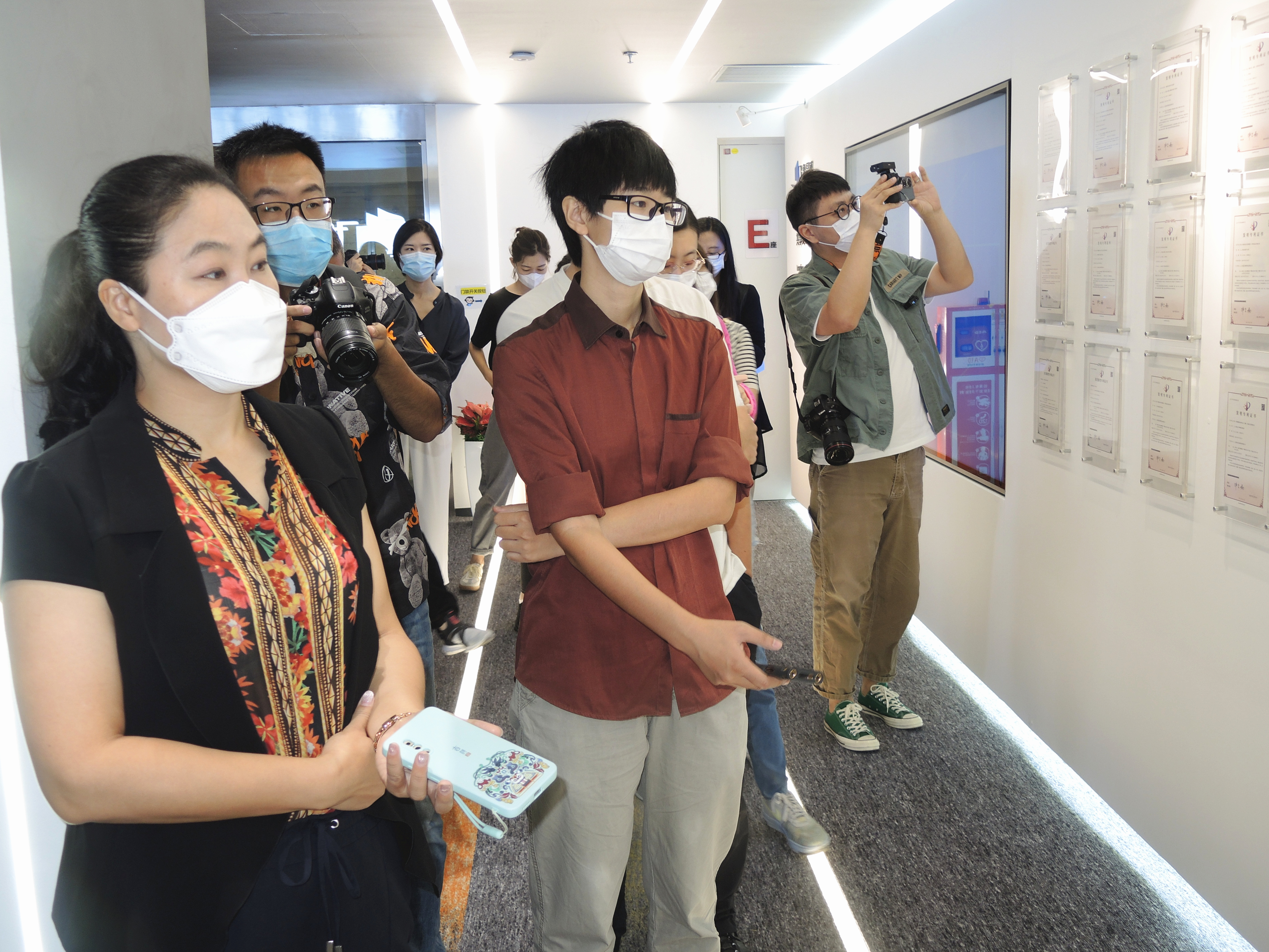 圖片4:媒體記者參觀飛象星球教育信息化產品展廳、體驗產品.jpg
