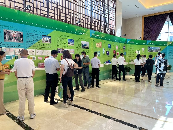 圖2:與會人員參觀吉安市生物醫藥大健康產業成果.jpg