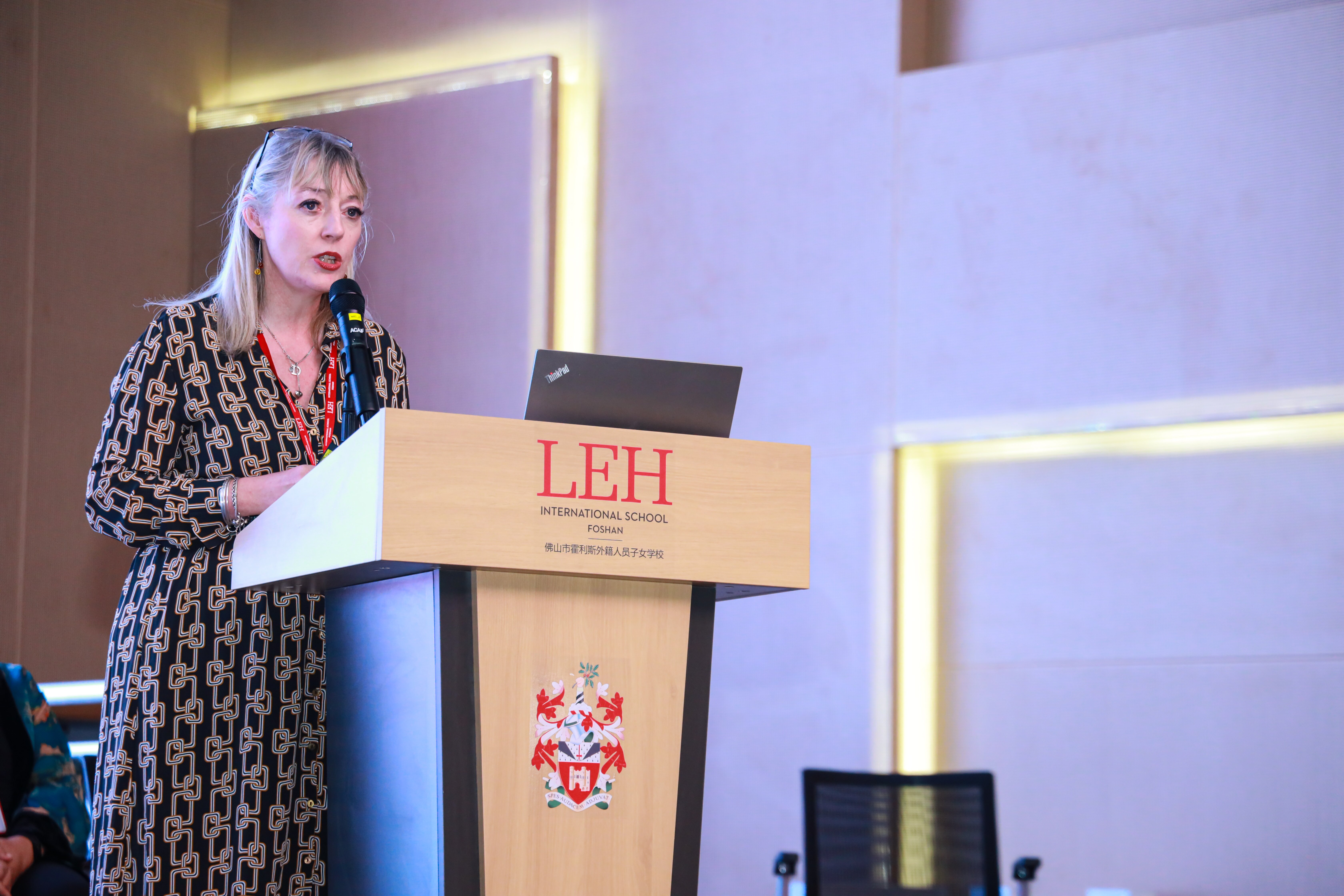 1,佛山市霍利斯外籍人员子女学校校长 Jane Arden女士.jpg