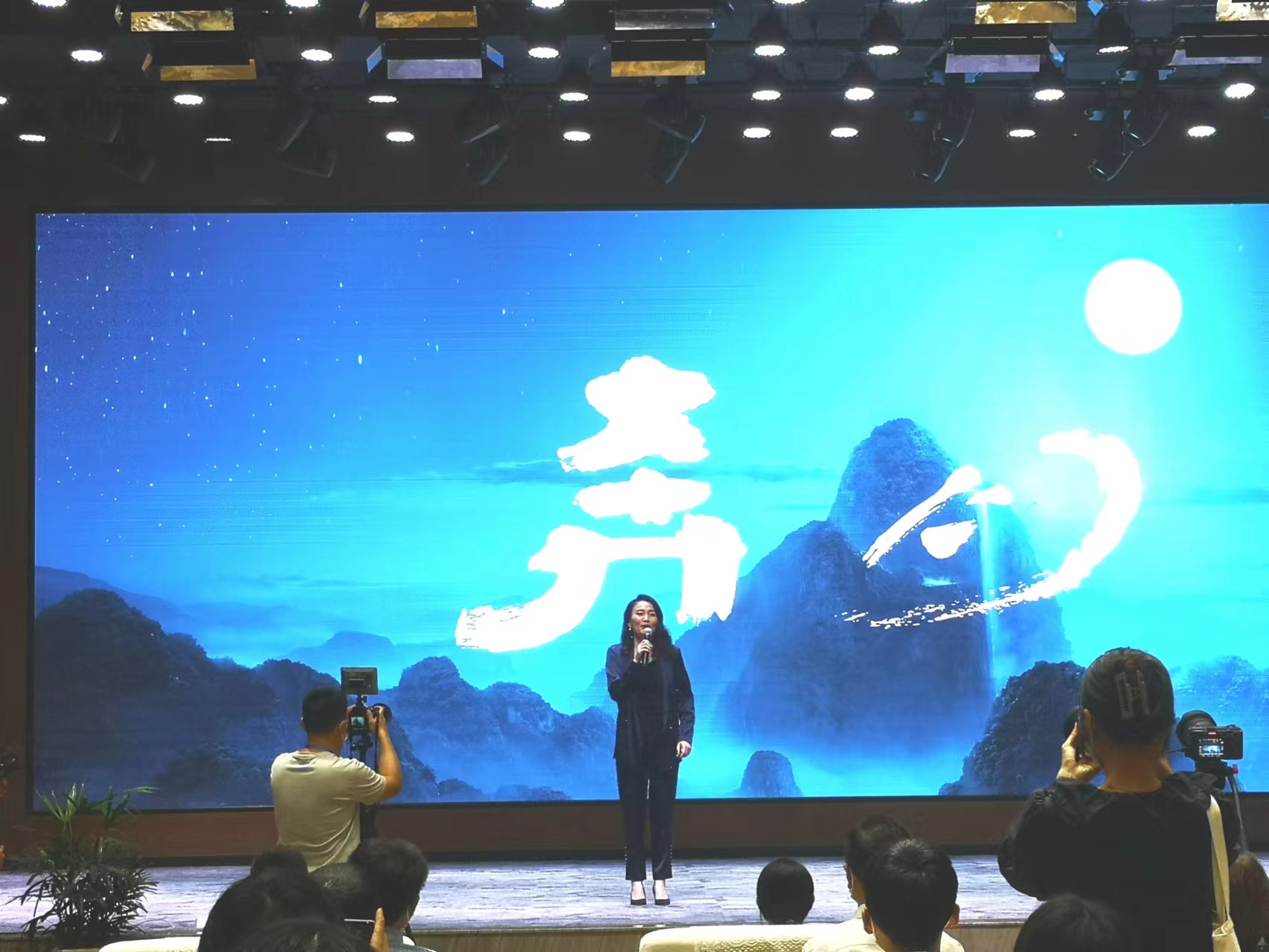 图四 :制片人黄霁.jpg