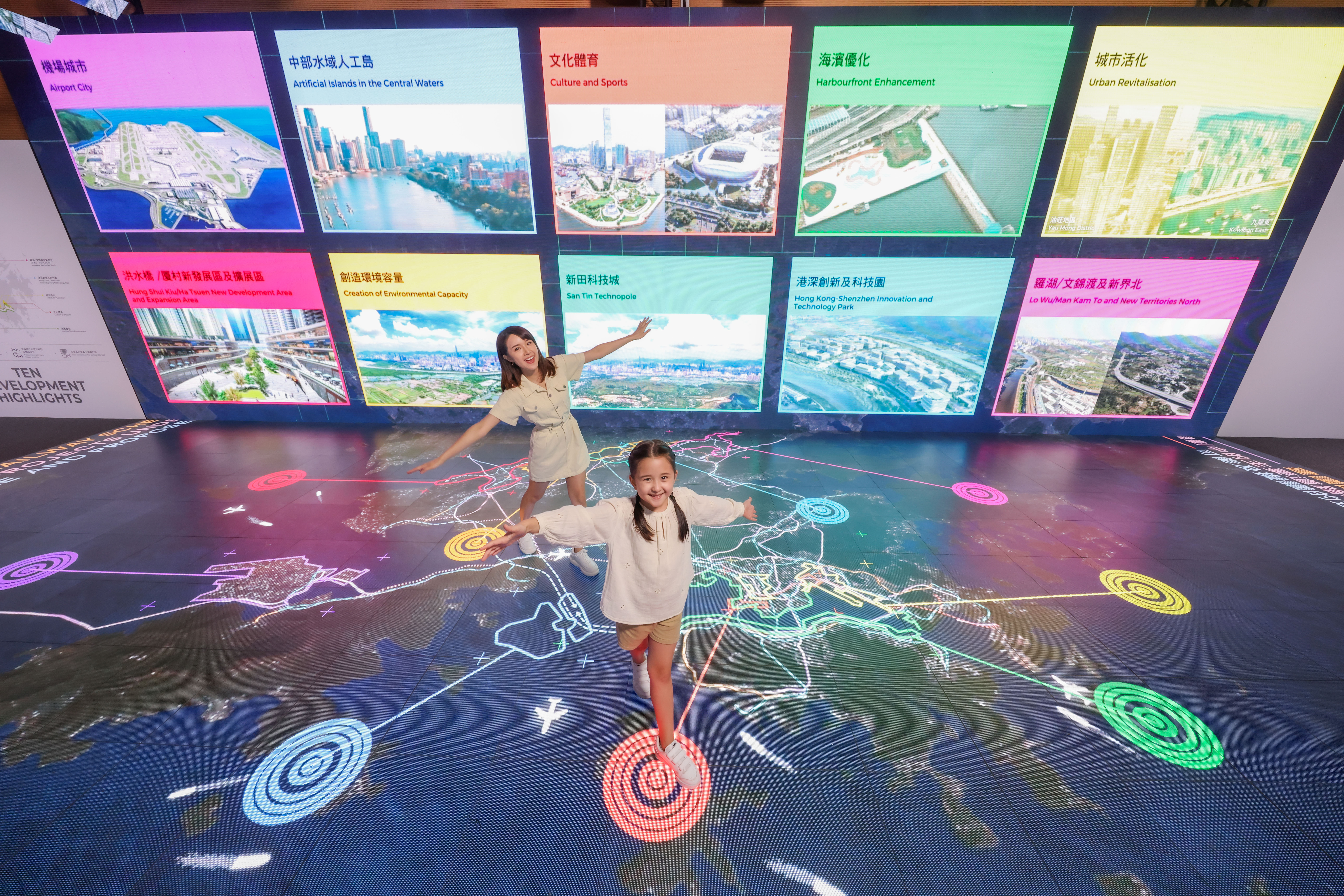 當偵察到訪客移動到地圖上的「亮點項目」,度身訂造的動態追蹤技術會實時啟動牆上LED屏幕相關的短片 (2).jpg