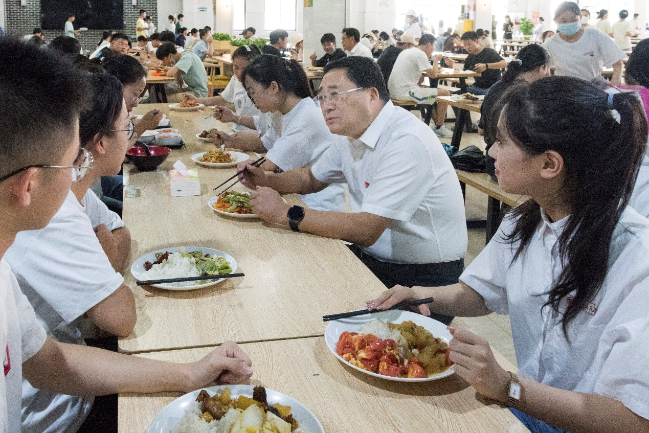 图三 党委书记赵恒伯与学生共进午餐.png