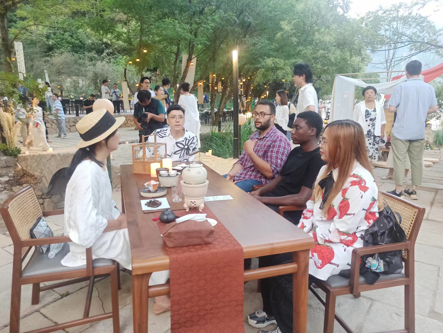 图二：“Z世代”国际青年在国际雅集上品茶交流.jpg