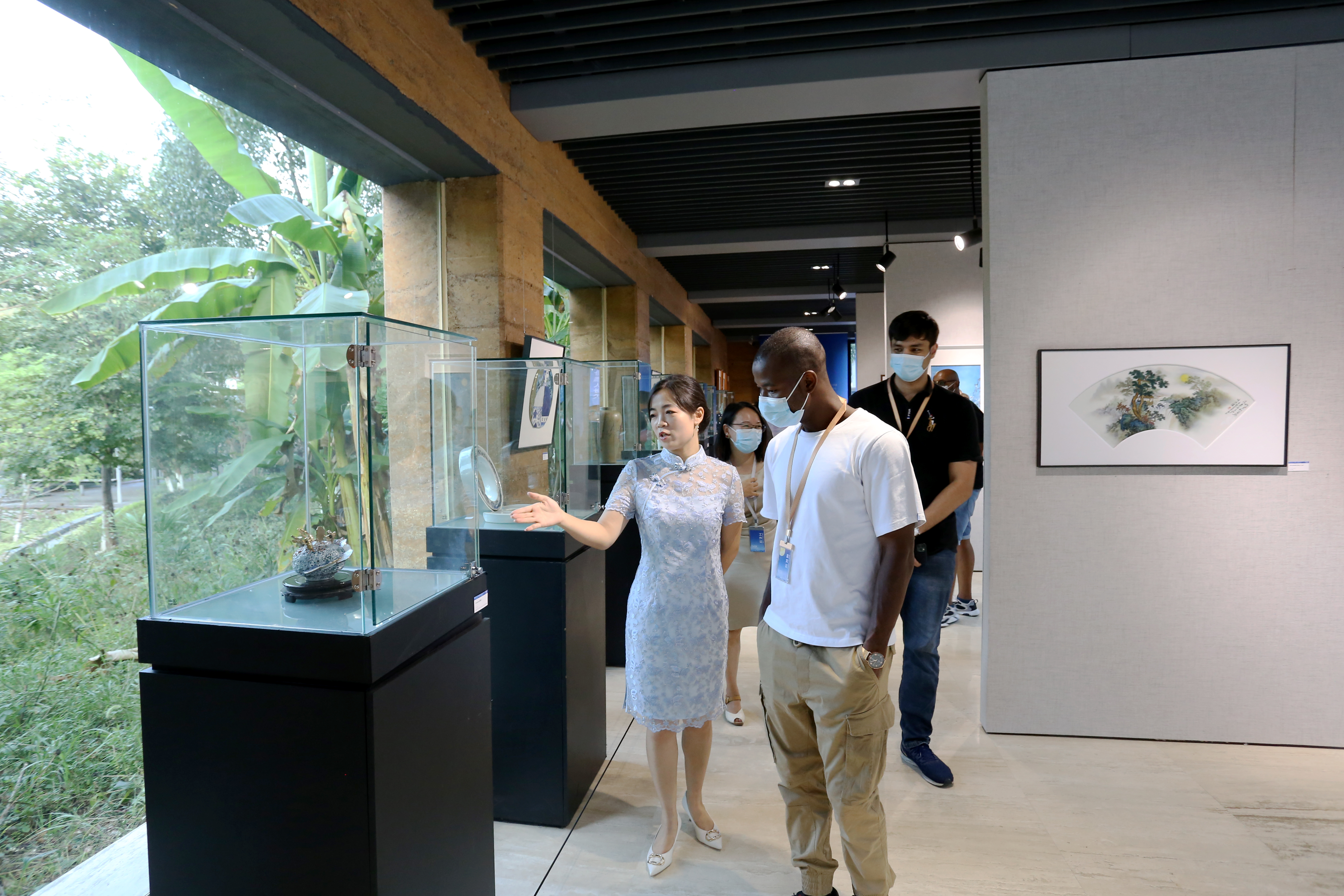 图三：“Z世代”国际青年参观中秋陶瓷文化国际交流展1（黄原珂 摄）.jpg