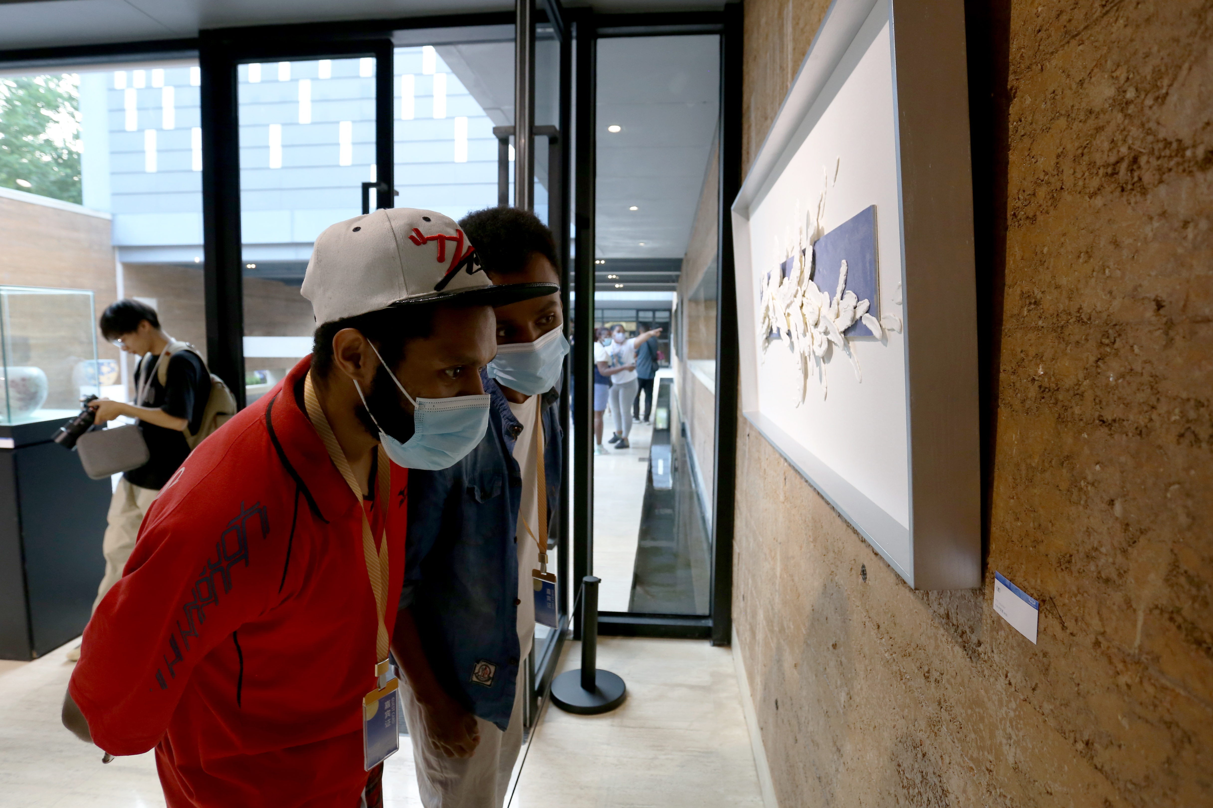 图四：“Z世代”国际青年参观中秋陶瓷文化国际交流展2（黄原珂 摄）.jpg