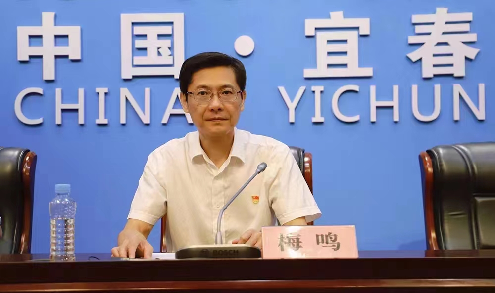 图一:宜春市委组织部副部长、宜春市人社局党组书记、局长梅鸣介绍有关情况.jpg