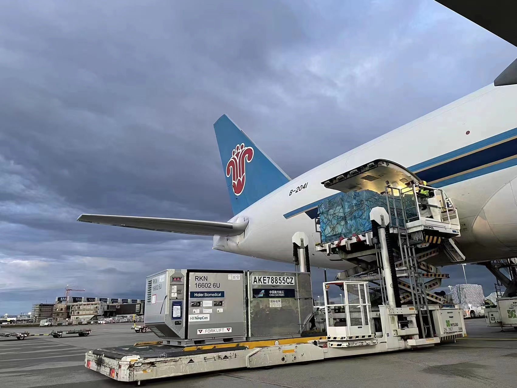 3、国产温控箱运输货物登机.jpg
