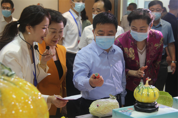 图四 叶建春省长参观景德镇农业艺术陶瓷.JPG