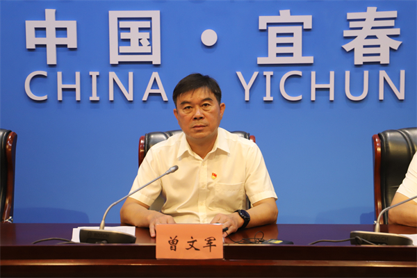 图一: 宜春市交通运输局党组书记、局长曾文军介绍相关情况.jpg