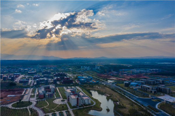 图三 科教兴城展风采.jpg