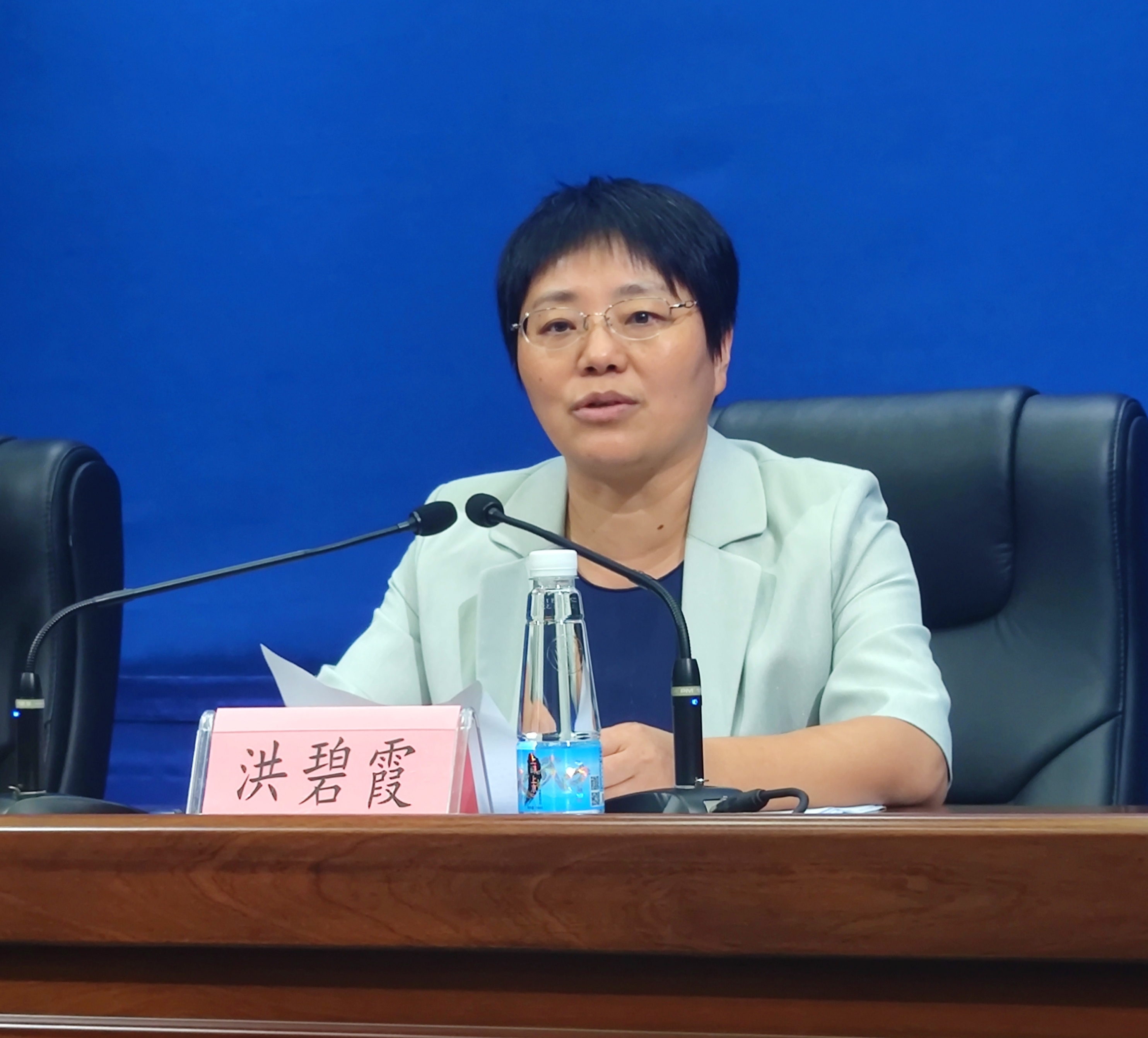 图二 武宁县委书记洪碧霞作主题发布.jpg