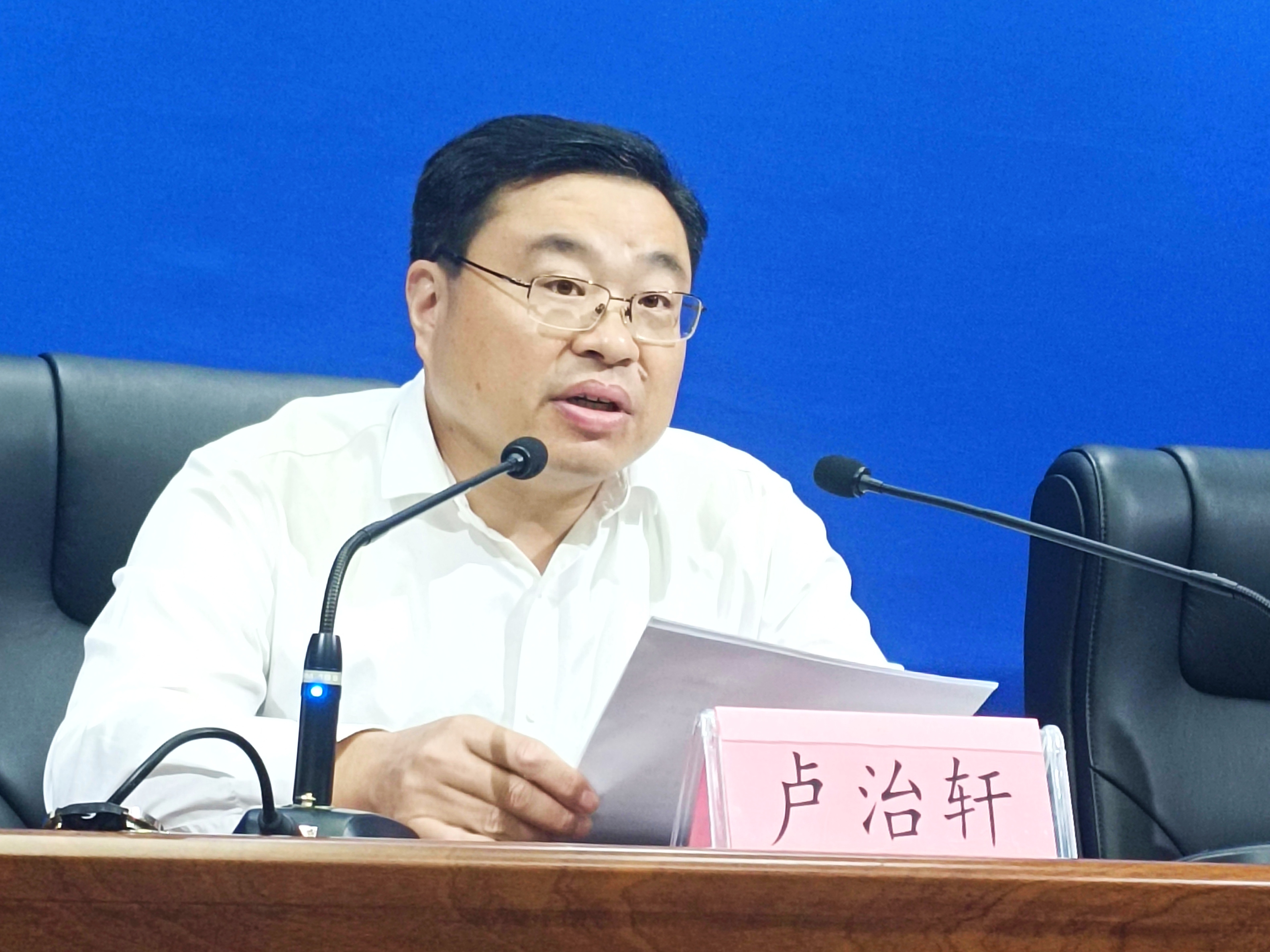 图二 共青城市委书记卢治轩介绍相关情况.jpg