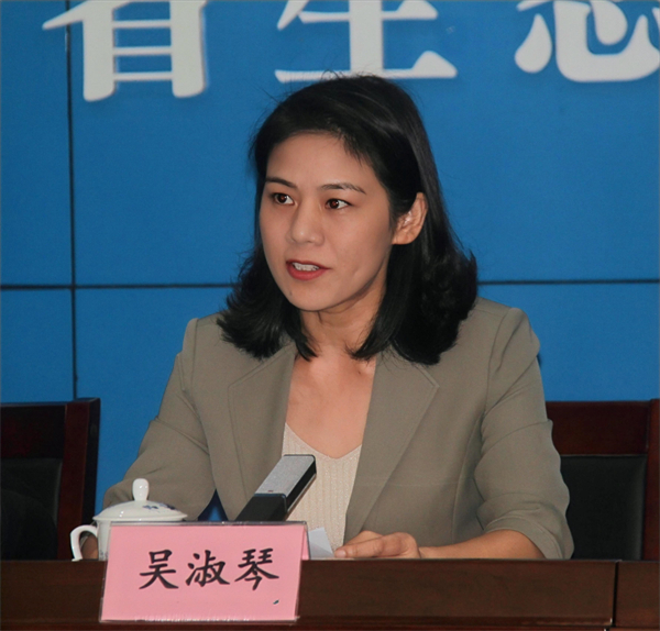 图 资溪县委书记吴淑琴作典型发言.jpg