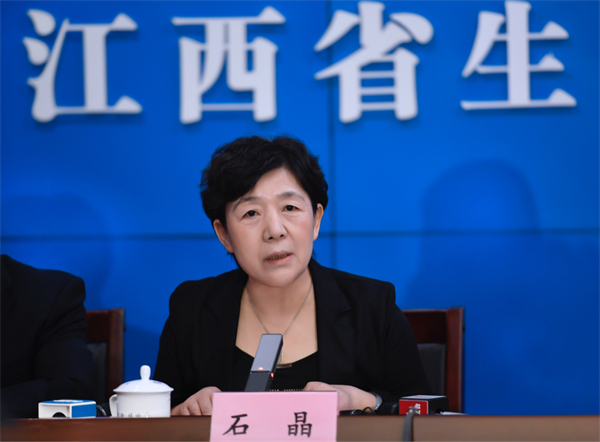 图二 江西省生态环境厅一级巡视员石晶出席并介绍相关情况.jpg