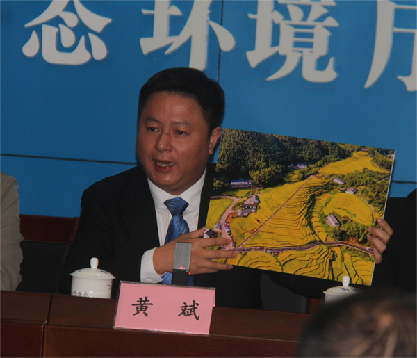 圖一 崇義縣委副書記、縣長黃斌推介公益眾籌讓千年梯田煥發新活力.JPG