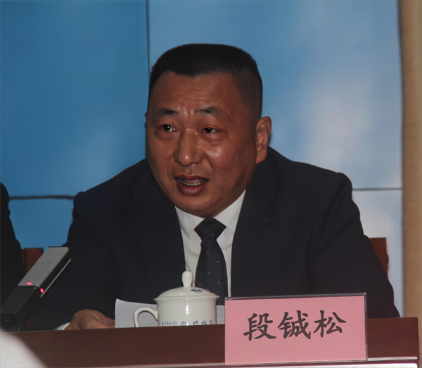 圖三 浮梁縣委常委、副縣長段鋮松介紹了該縣在「兩山」轉化工作上的新舉措.jpg