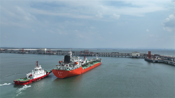 「恆發18」油輪起錨駛向廣東石化公司產品碼頭4號泊位。劉嘉亮 攝。.jpg