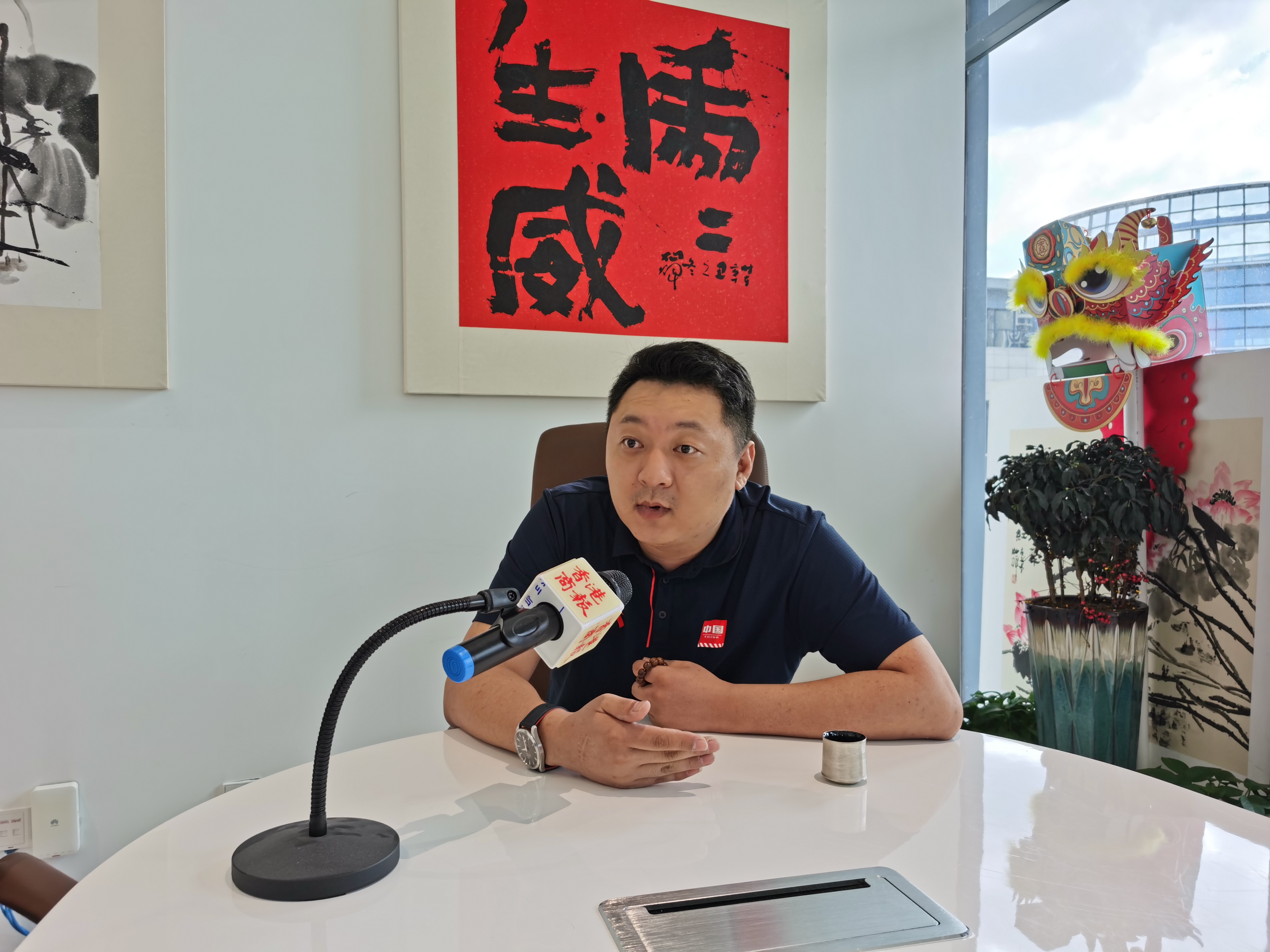 2、惠州本土導演白雲飛接受香港商報採訪（攝影：盧偉）.jpg
