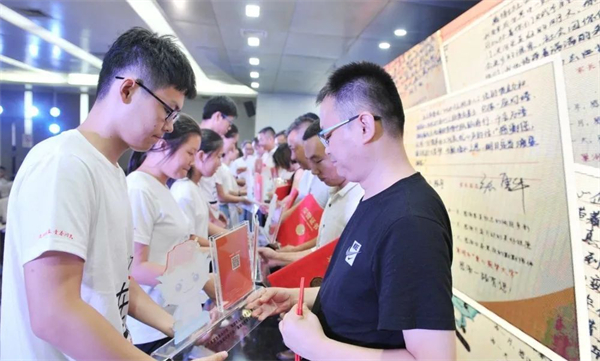 2.安徽巢湖:十年愛心接力 助力4456名學子圓夢大學.jpg