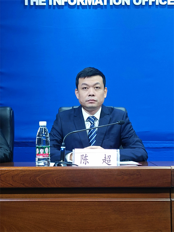 圖三 九江市統計局副局長陳超回答本報記者提問.jpg