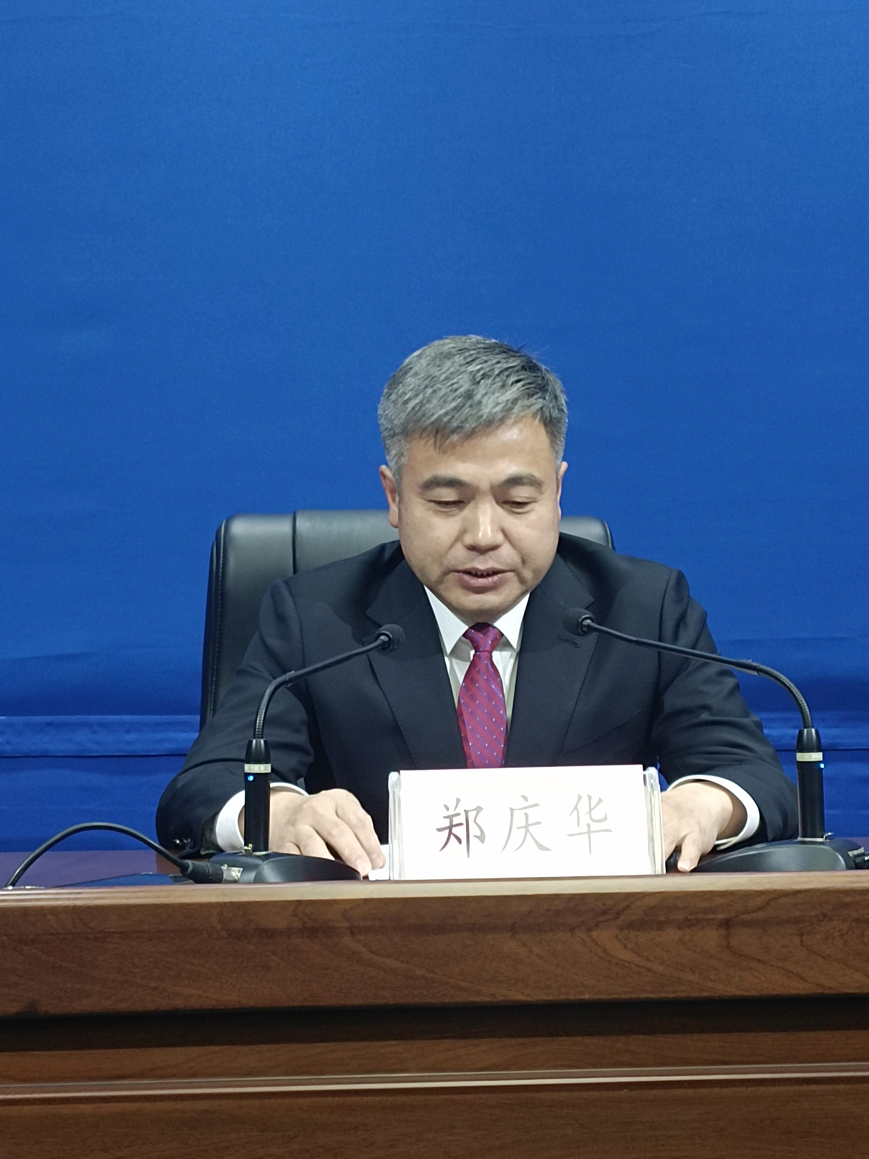 圖二 修水縣委書記鄭慶華介紹十年來經濟社會發展成就.jpg