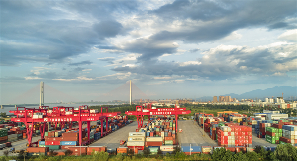 图四 繁忙的长江九江港.jpg