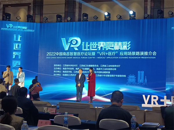 图五  陈金桥（左）为金奖得主颁奖.jpg