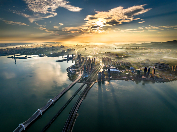 图二  旭日升腾耀新区 周继根 摄.jpg