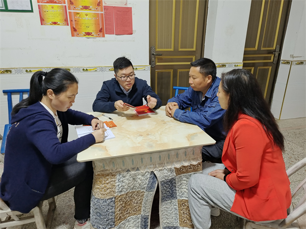 图三 修水县复原乡政府干部与村民夜话谈心.jpg