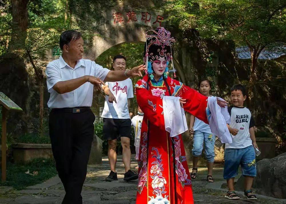 图四 庐山非遗“西河戏”走进秀峰景区.jpeg