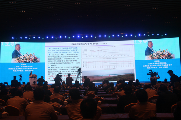 图四 江西省原副省长、南昌大学教授、博士生导师胡振鹏现场主旨演讲.JPG