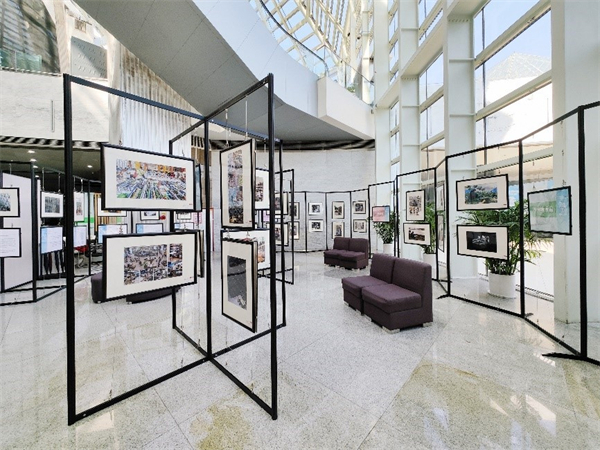 摄影展现场.jpg