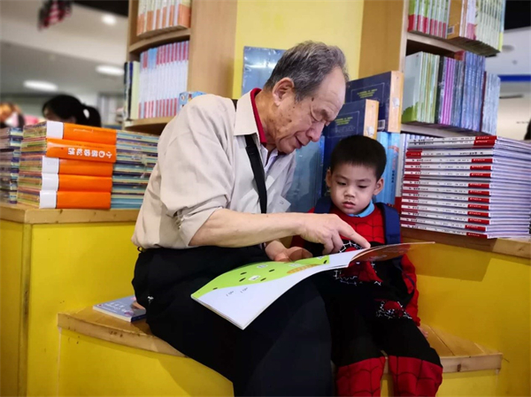 三等奖 李鸣（65岁）《爷孙俩》.jpg